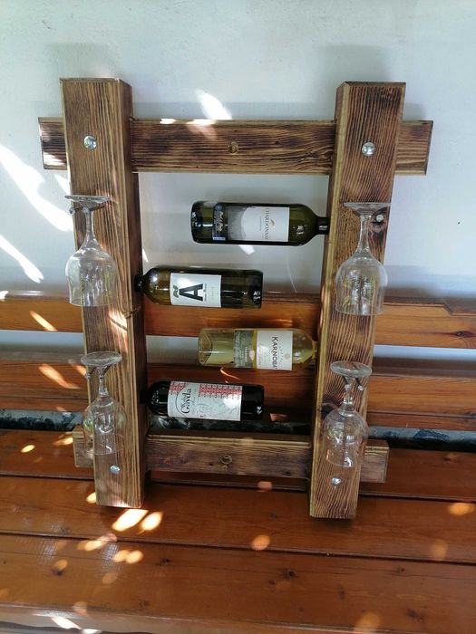 Продавам дървена етажерка за вино