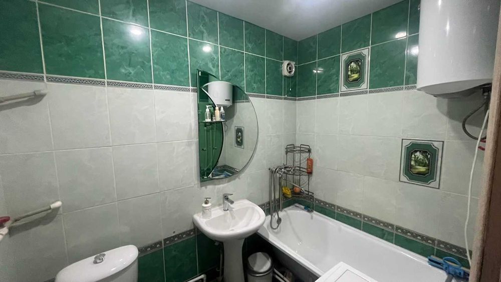 Продается 4 комнатная в центре