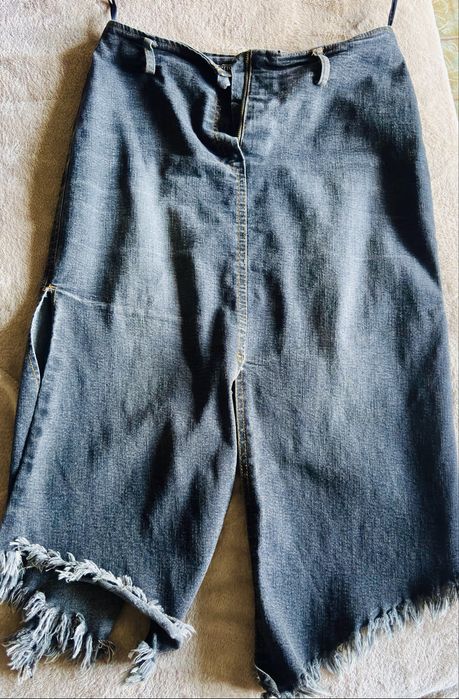 Fustă de blugi (denim) unică, cu design asimetric și franjuri!