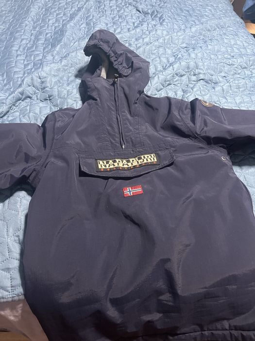 Продавам яке Napapijri