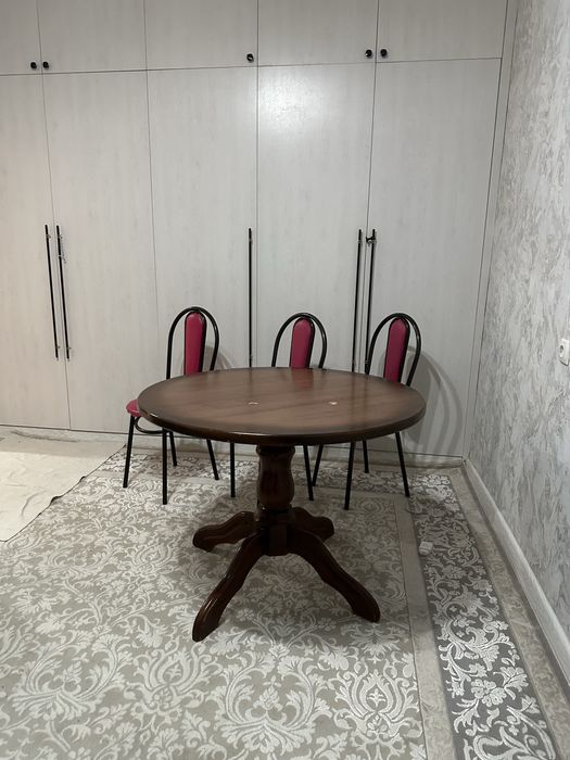 Круглый деревянный стол