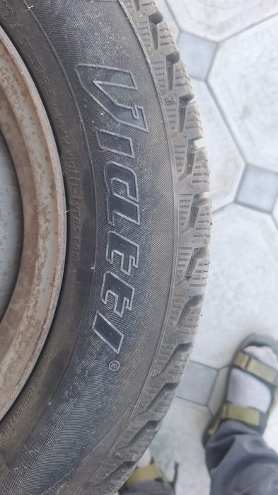Продам зимние шины Viatti