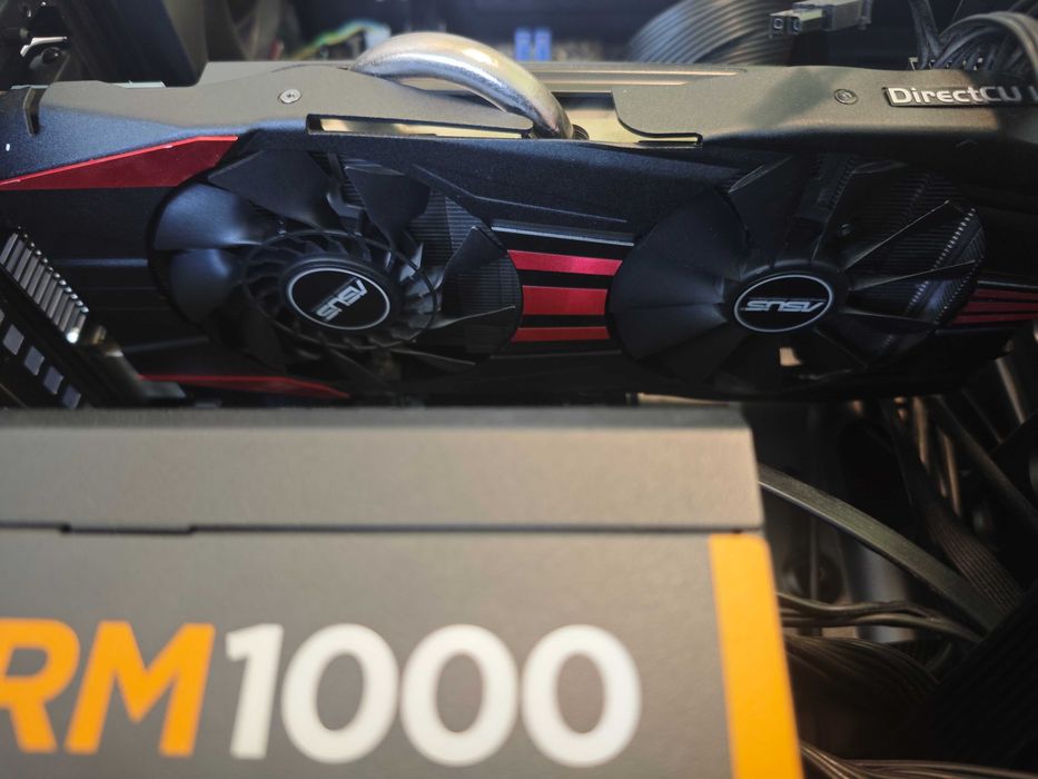 Компютър, работещ. Може и на части