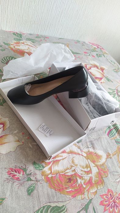 Продаются женские туфельки.