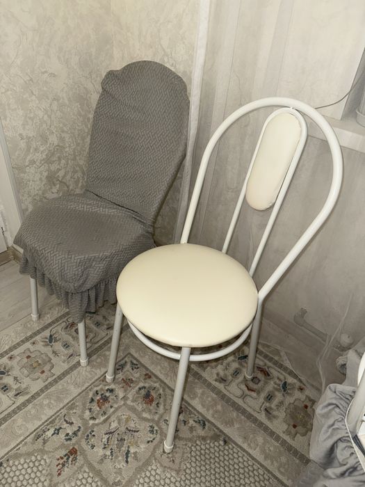 Обеденный стол, и стулья.