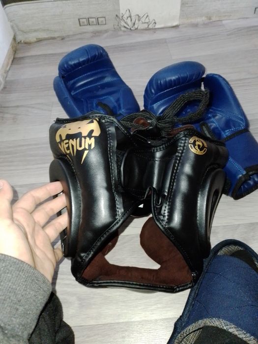 Перчатка и шлем для бокса