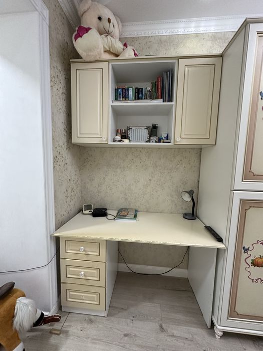 Продам детские письменные столы со шкафами и полками