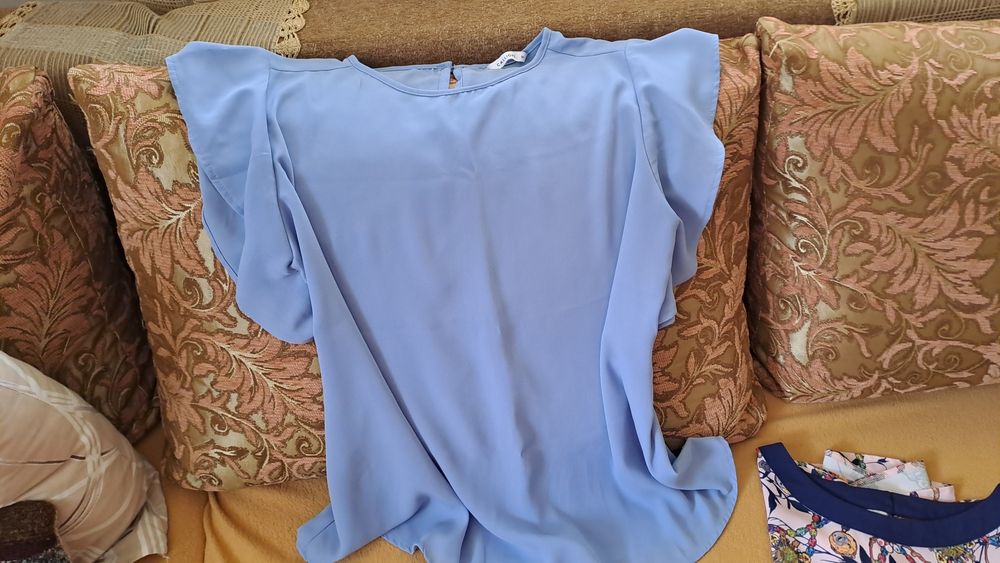 2бр.стилни  блузи с къс ръкав за 20лв.