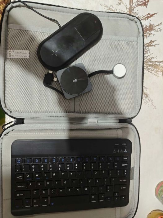 Vand Vand tastatura Bluetooth si 2 încărcătoare wifi pret pe toate 200 lei usor negociabil nu le vand separat!