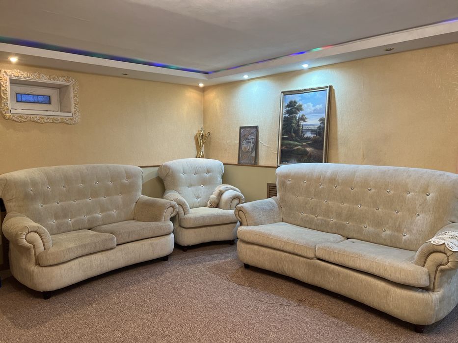 Мягкая мебель для гостиной в наборе три