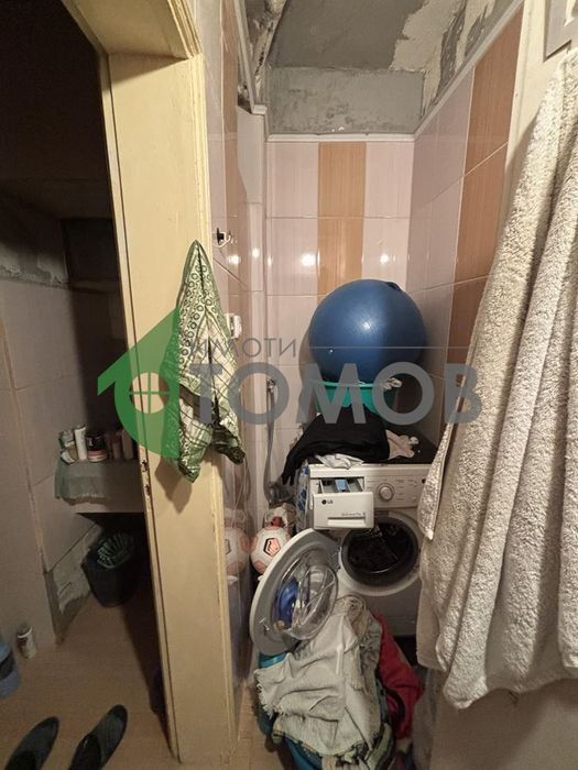 Просторен тристаен апартамент с търговско помещение в района на Центъ