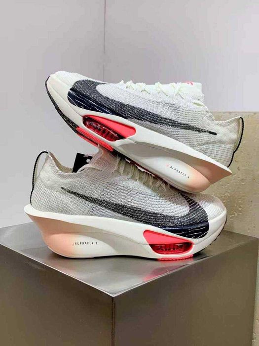 Продавам нови дамски маратонки Nike Air Zoom Alphafly Next% 3 Sail/Crimson Tint