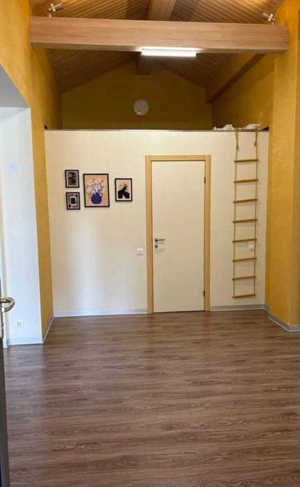 Просторен двустаен апартамент 150 кв.м в центъра на София | Светъл интериор | Висок дървен таван