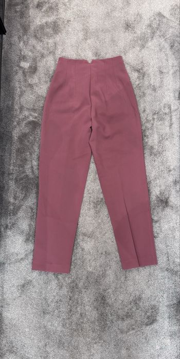 Емблематичен модел панталон ZARA