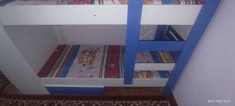 Bollalar uchun kravat va stol va stul