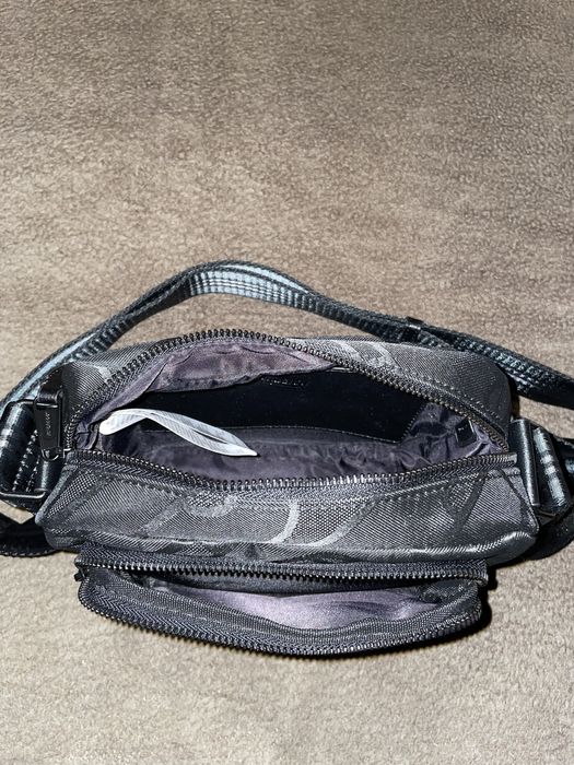 Черна чантичка Burberry – много екстри – стилен дизайн