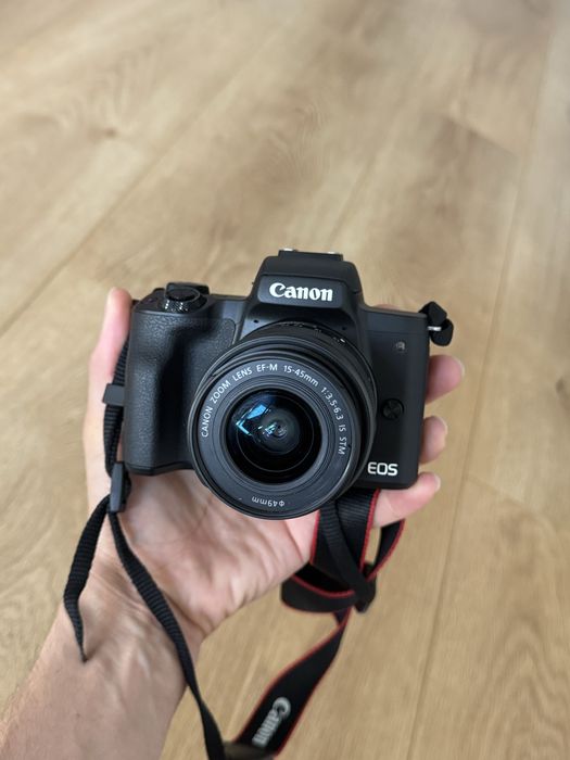 Продам фотоаппарат CANON EOS M50