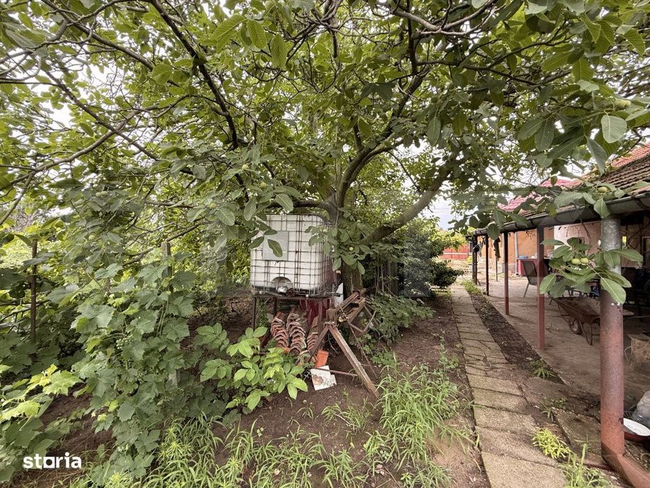 Teren IV 1.308 mp, cu casa veche si grajd, dubla deschidere, zona Prea