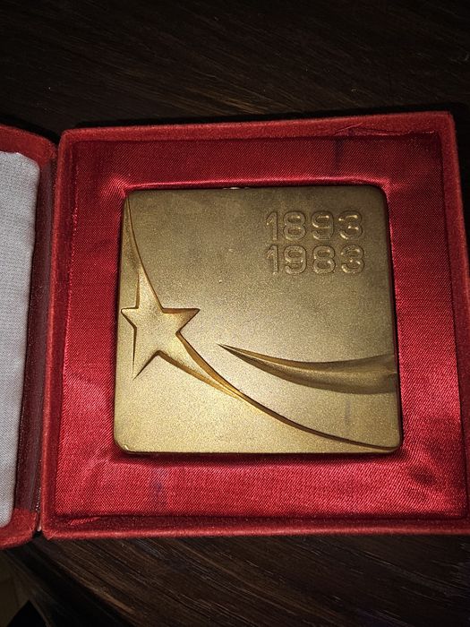 Почести 90години