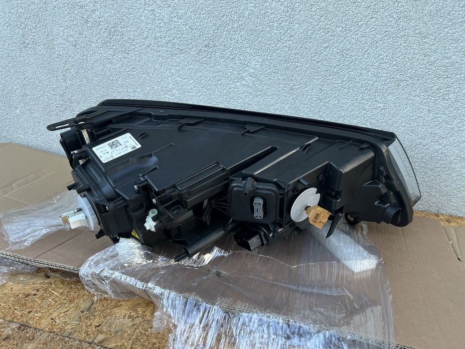 Far stanga VW Touareg 7P Facelift Xenon Adaptiv + LED Original NOU NOU