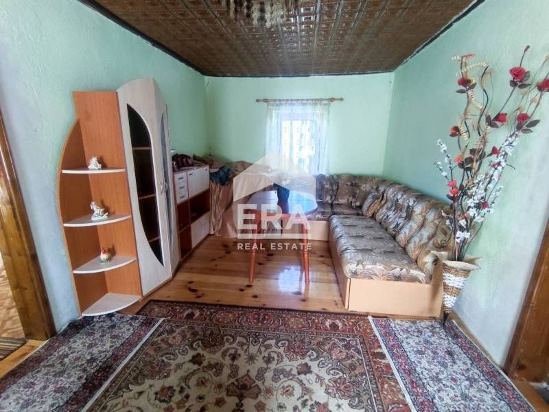 Двуетажна къща в село Динево