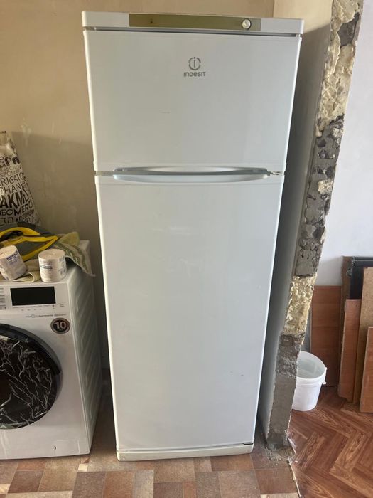 Продам холодильник Indesit