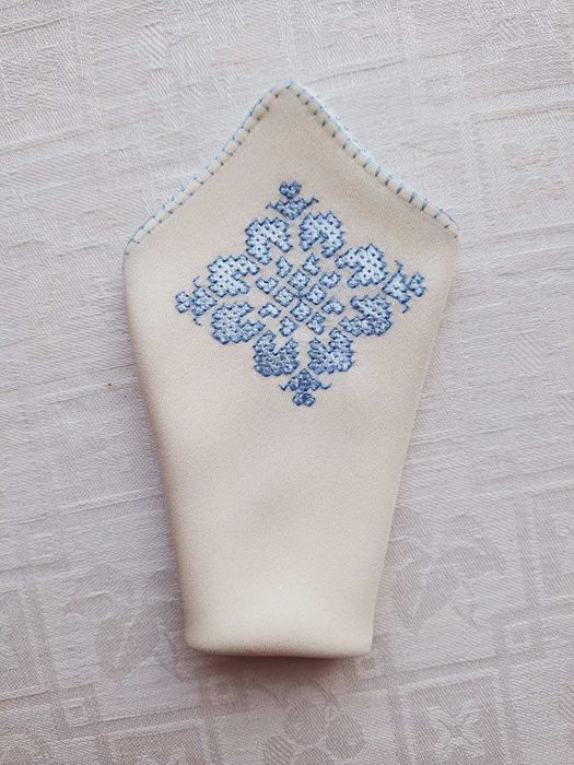 Едноцветни ръчно бродирани копринени кърпички по поръчка