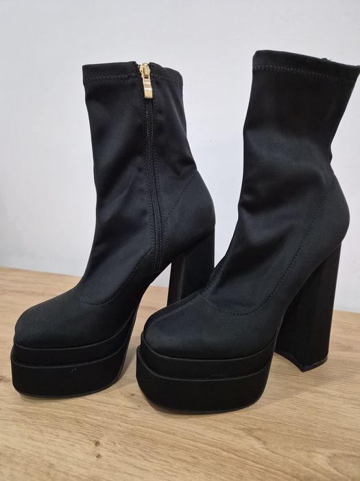 Дамски къси ботуши с платформа  и висок ток