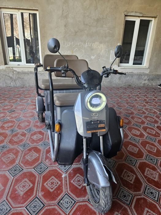 Трицикл электроскутер