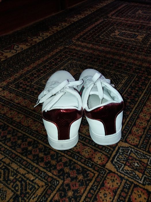 Кроссовки белые раз.38