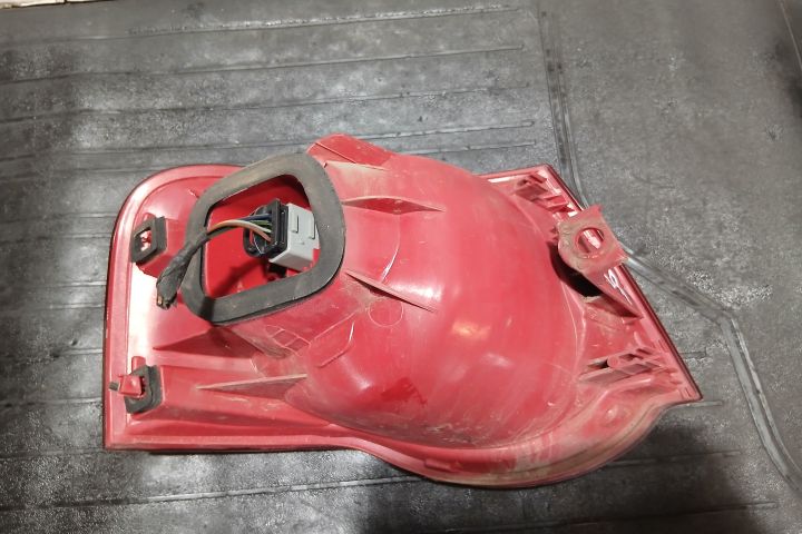 Lampa / Tripla stop dreapta pe aripa Volkswagen VW Passat B6