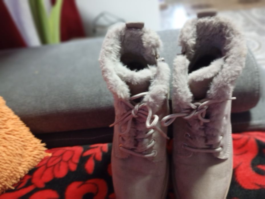 Bocanci îmblăniți mărimea 37 în stare bună