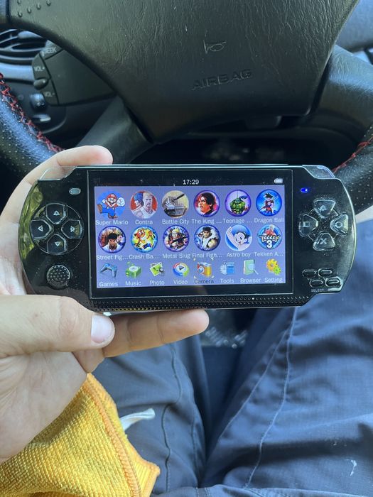 Vând consolă portabilă tip PSP cu ecran de 4 inch, memorie internă 8 GB și slot pentru card microSD.