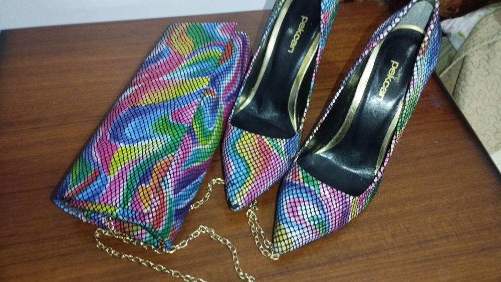 Tufli sumkachasi bilan birga