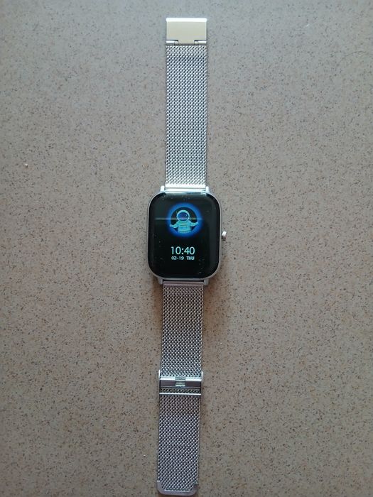 Смарт часовник с метална верижка