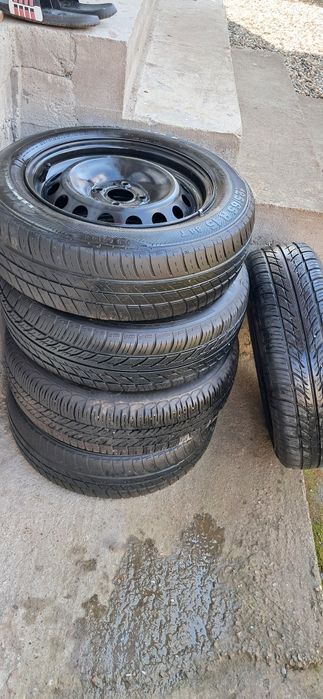 Bloc lumini logan cu proectoare,si 5 roti logan in stare buna.