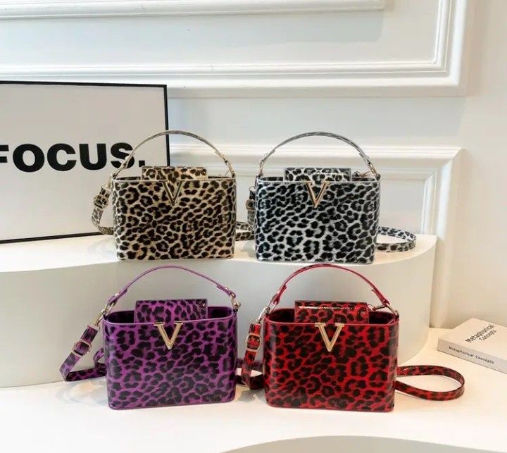 Geanta mini animal print, logo metalic, saculet, etichetă