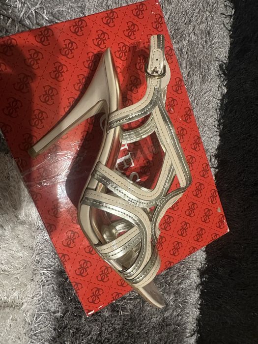 Pantofi cu toc stiletto Guess