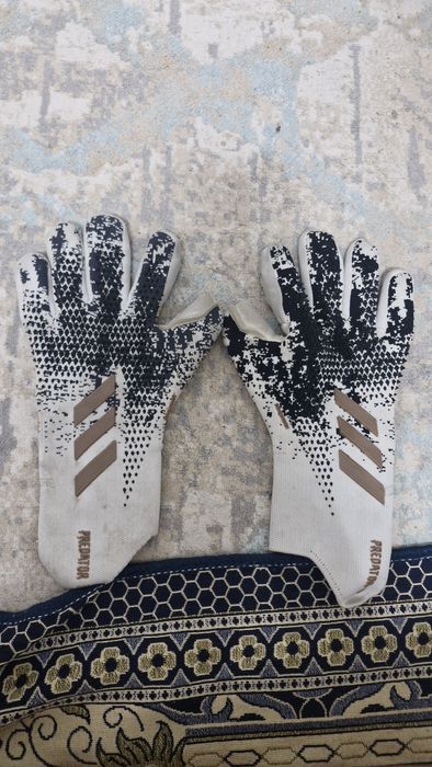 Адидас перчатки для вратарь