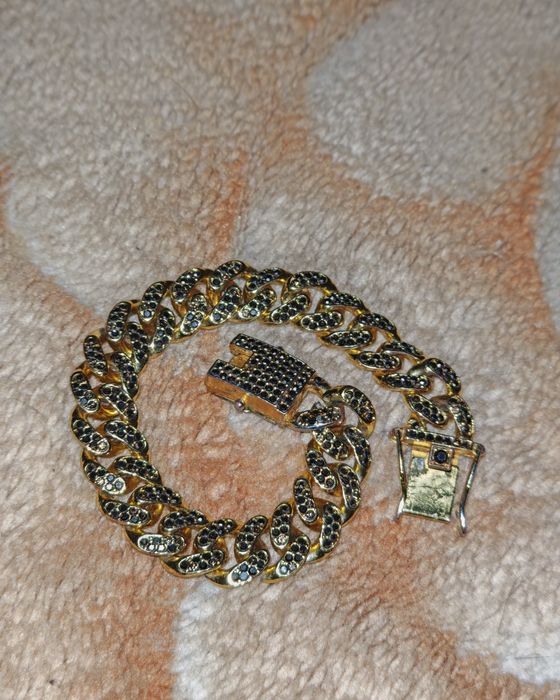 Lot 3 Produse: Ceas Geneva ALot 3 Produse: Ceas Geneva Auriu + Brățară Iced Out + IQOS Iluma One