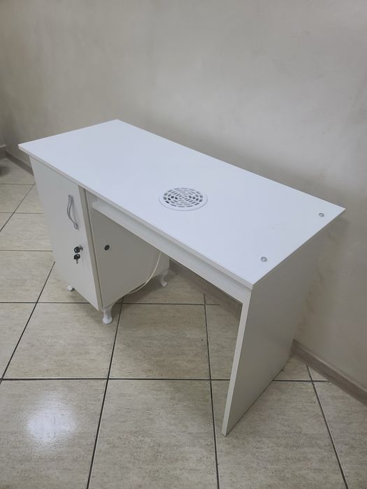 Masă manichiură cu aspirator puternic 1100 mc/h – stare foarte bună