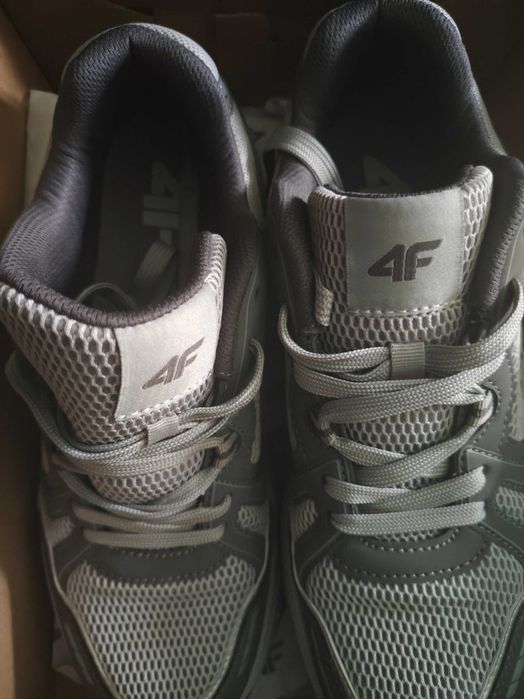 Pantofi sport 4F – noi, în cutie