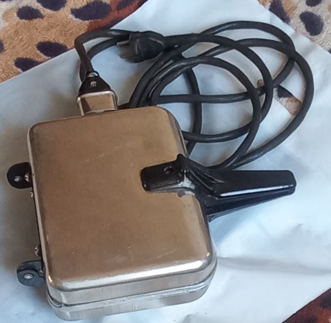 Продаю выжигалка электрическая по дереву два вида вафельницы, ЭКМ 1У