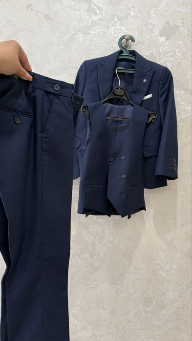 Продам детский костюм тройка