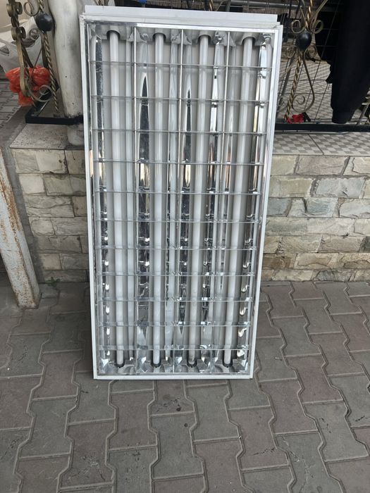 В продаже потолочное освещение