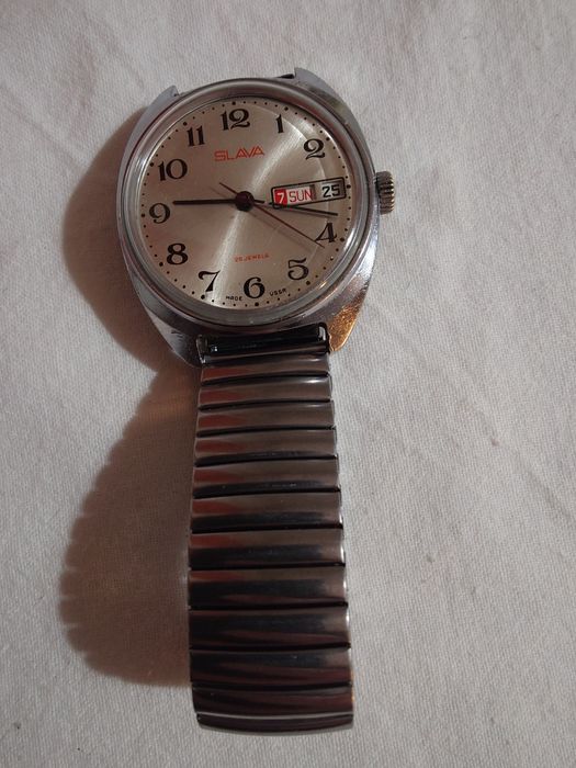 Слава с ден и дата - съветски механичен часовник , с ръчно навиване.