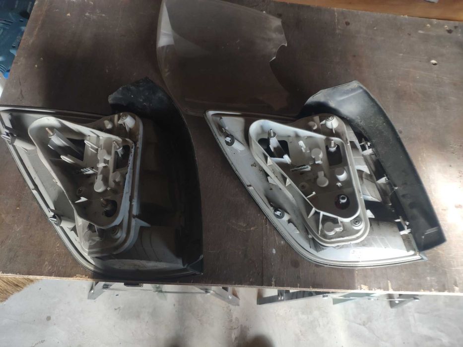 Продавам заден десен стоп за Opel Astra H комби-2 бр