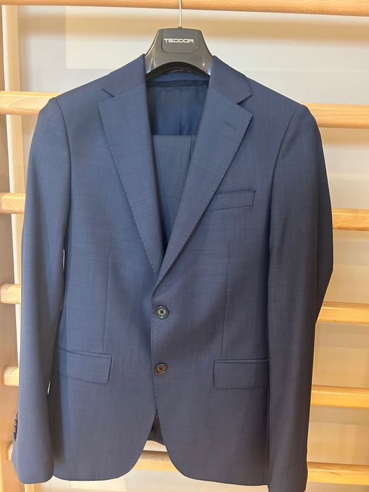 Индигово син класически структурен мъжки костюм от студена вълна