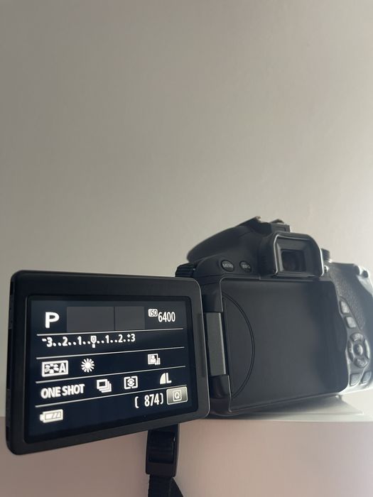 Canon EOS 700D + obiectiv 18-55mm, stare bună