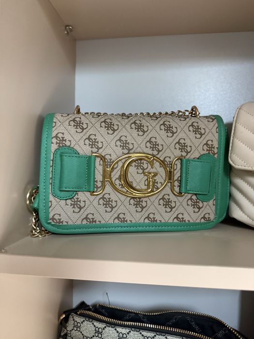 Чанта Guess в зелено